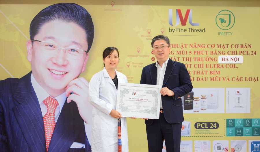 Dr Kwon Han Jin cũng đã trao bằng chứng nhận