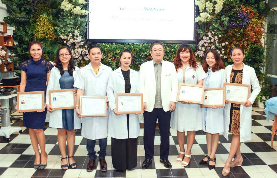 Dr Kwon trao bằng CME cho các bác sĩ tại Việt Nam