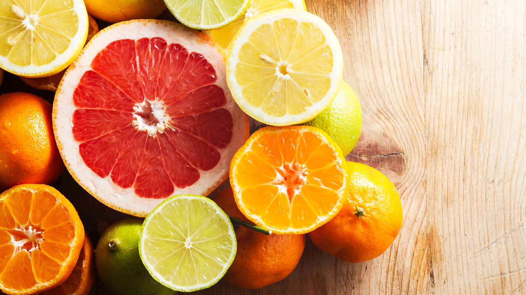 Vitamin C trong cam chanh giúp kích thích tăng sinh collagen