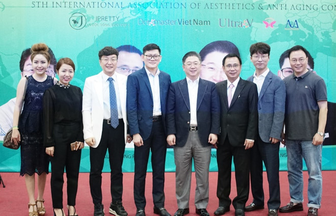 Giáo sư Kwon Han Jin trao chứng chỉ đào tạo cho các bác sĩ thẩm mỹ