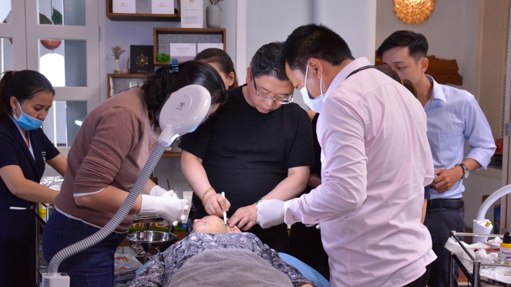 Dr. Kwon Han-jin giám sát thực hành chỉ cho bác sĩ tham gia khóa thực hành