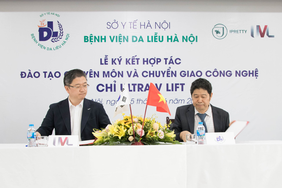 Giáo sư Kwon Han-jin đại diện UVL ký kết hợp tác cùng đại diện Ban lãnh đạo Bệnh viện Da liễu Hà Nội
