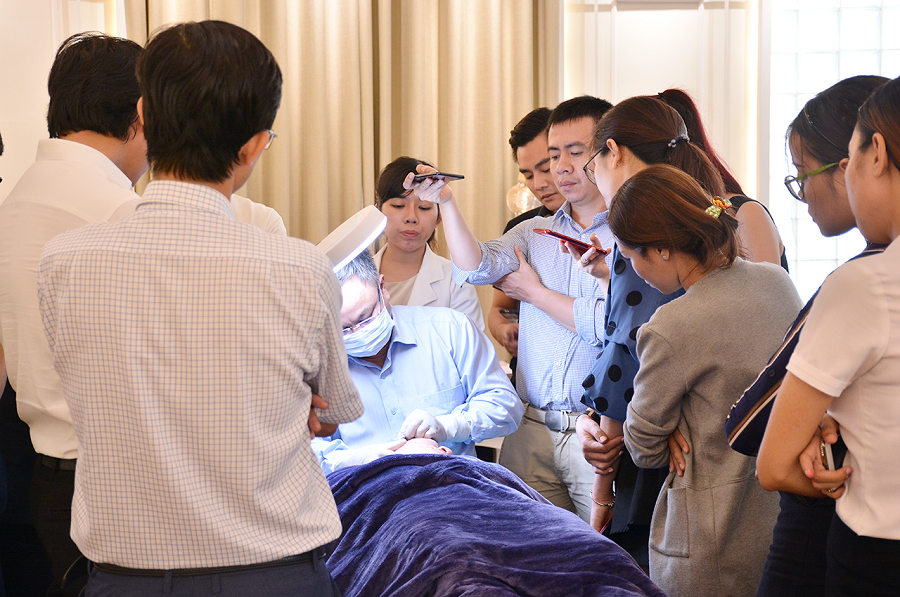 Các bác sĩ chăm chú theo dõi các bước thực hành chỉ Ultra V Lift của bác sĩ Phương.