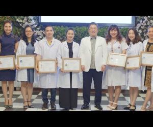 [Chuyển giao công nghệ UVL] GS.BS Kwon Han-jin trao bằng CME cho bác sỹ tại Việt Nam.